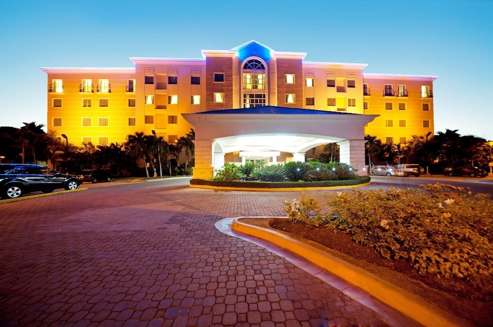 Отель Hodelpa Garden Court Сантьяго-де-лос-Кабальерос Экстерьер фото