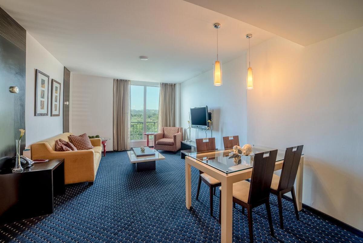 Отель Hodelpa Garden Court Сантьяго-де-лос-Кабальерос Экстерьер фото