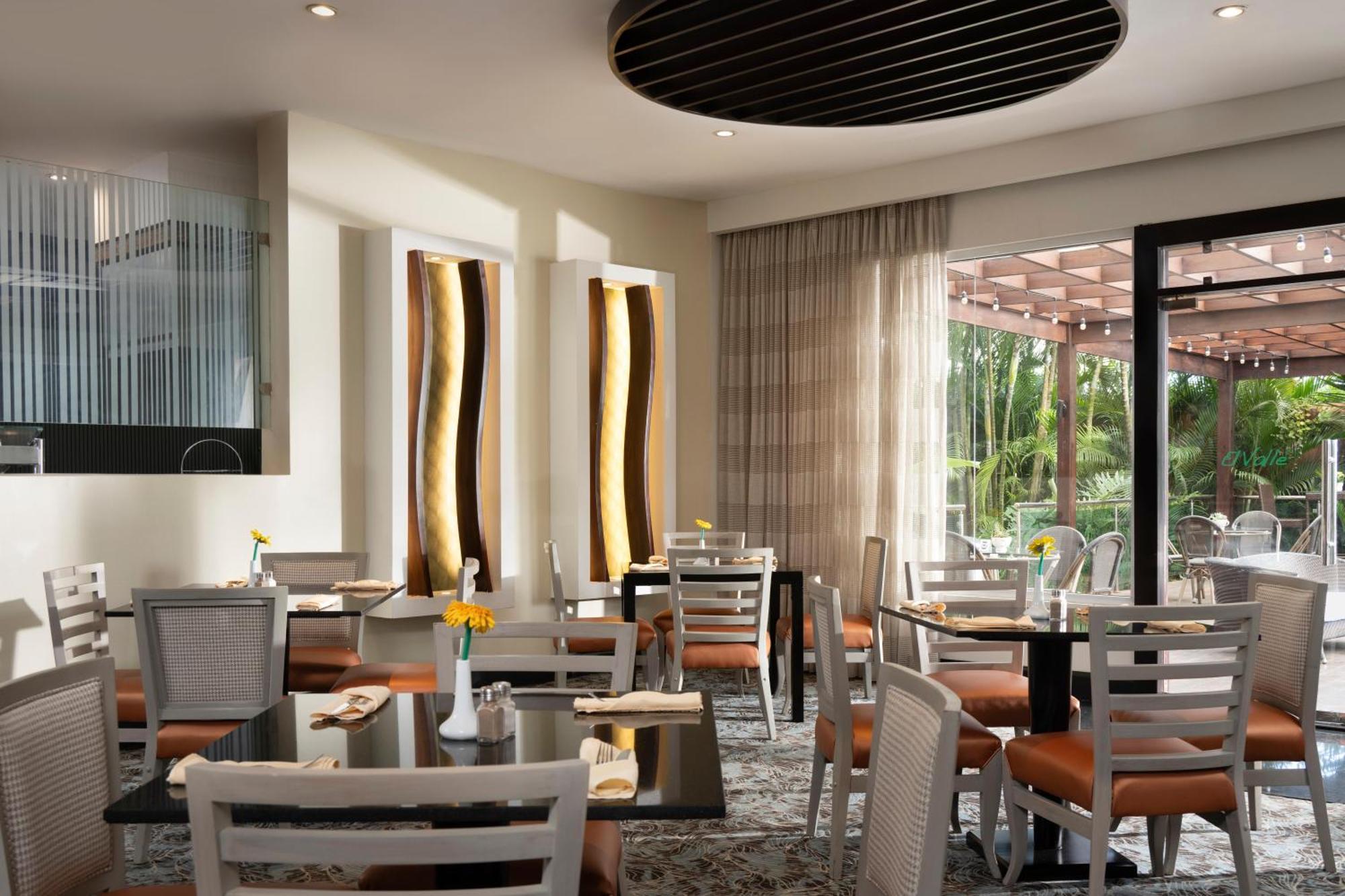 Отель Hodelpa Garden Court Сантьяго-де-лос-Кабальерос Экстерьер фото